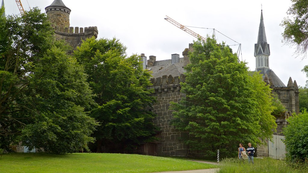 Kasteel Löwenburg toont historische architectuur en een kasteel en ook een stel