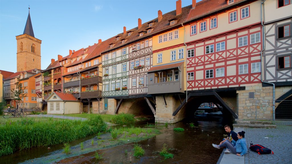 Kramerbrucke toont historisch erfgoed en een rivier of beek en ook een stel