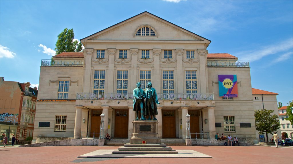 Goethe-Schiller-Denkmal inclusief historische architectuur, een standbeeld of beeldhouwwerk en een plein