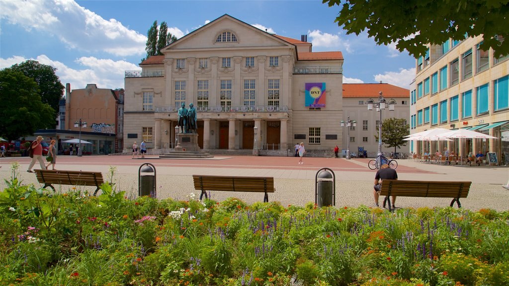 Goethe-Schiller-Denkmal inclusief historische architectuur, wilde bloemen en een plein