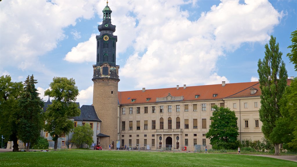 Schlossmuseum mostrando arquitectura patrimonial y un parque