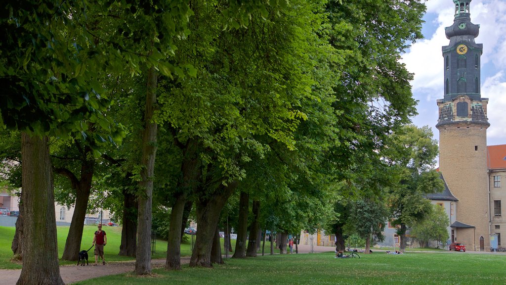 Schlossmuseum mostrando arquitetura de patrimônio e um jardim