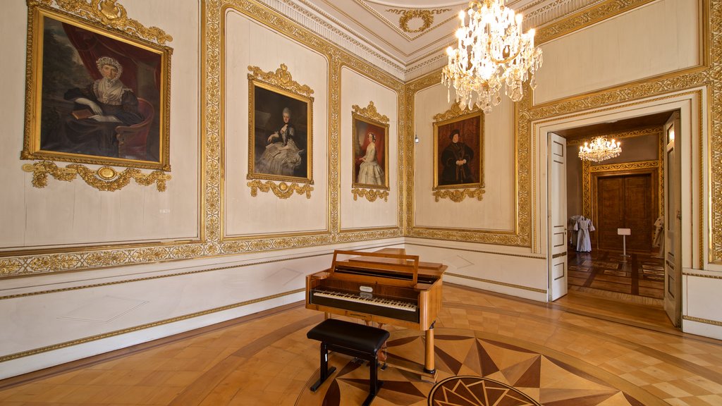 Schlossmuseum showing heritage elements, art and interior views