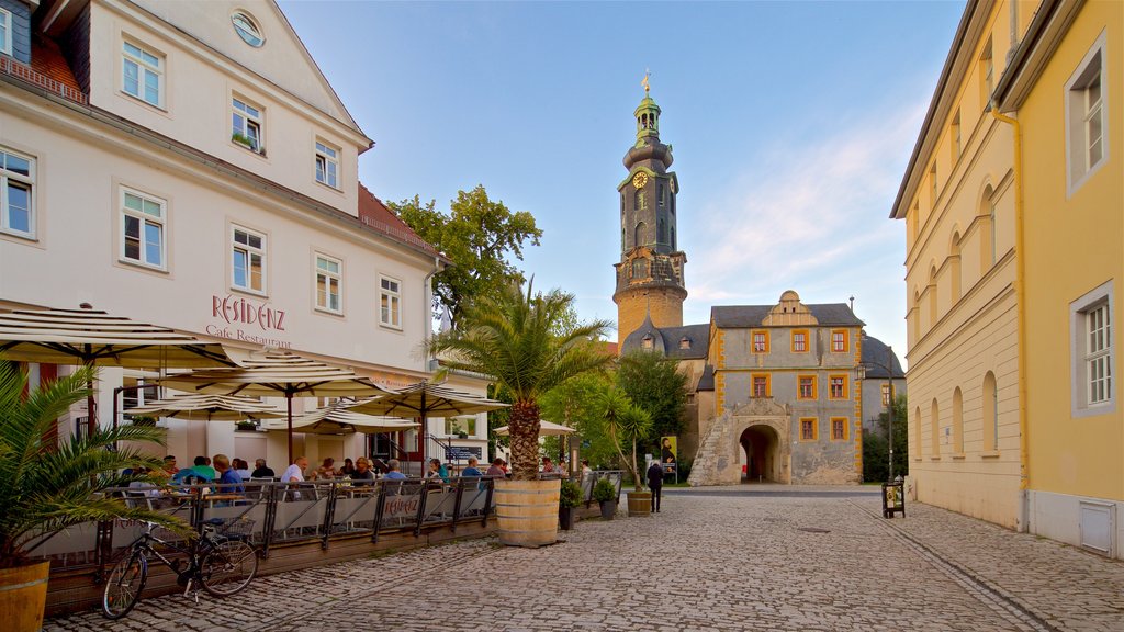 Schlossmuseum showing heritage architecture and outdoor eating as well as a small group of people