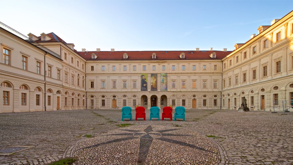 Schlossmuseum toont historische architectuur en een plein