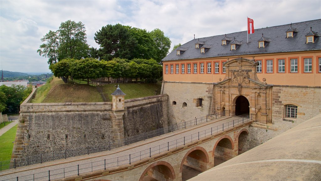 Zitadelle Petersberg toont historische architectuur en een brug