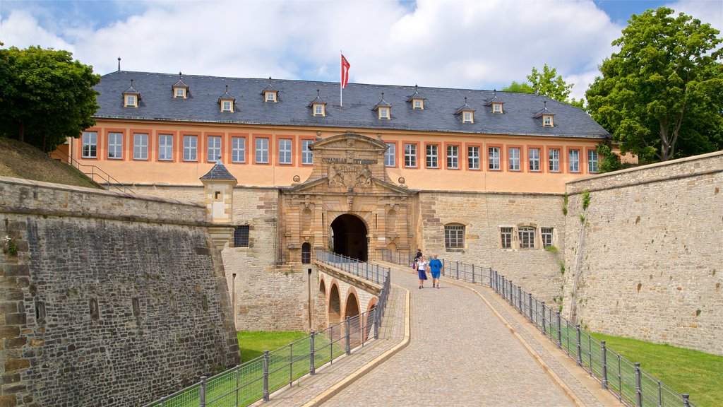 Zitadelle Petersberg inclusief historische architectuur en ook een stel