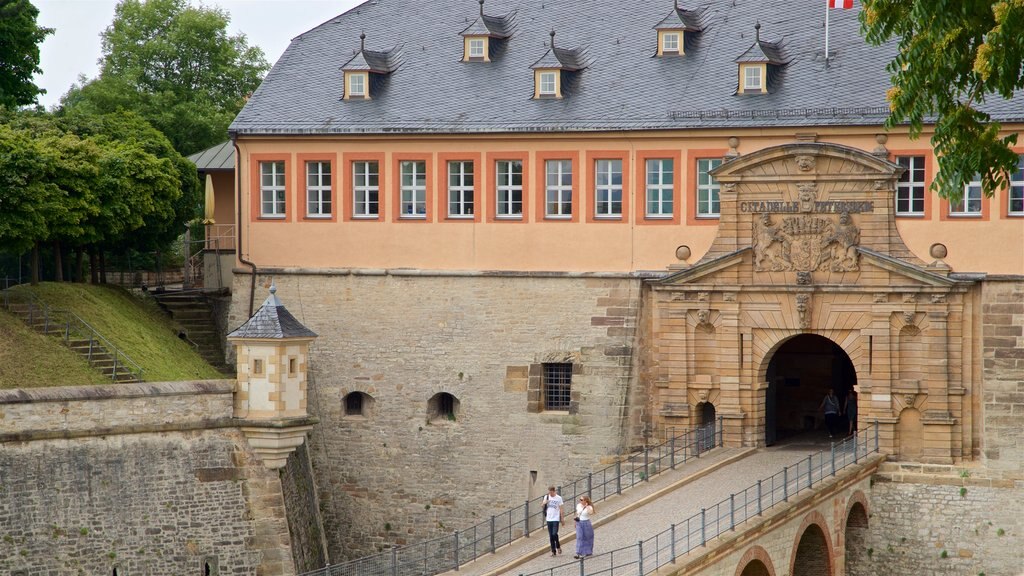 Zitadelle Petersberg mostrando arquitectura patrimonial y un puente y también una pareja