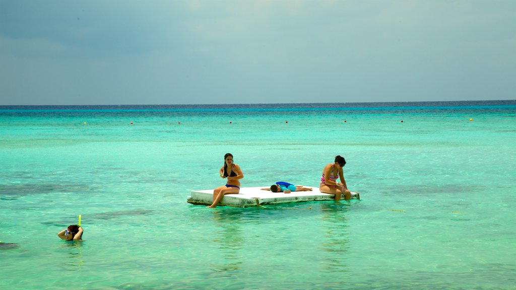 Pantai Palancar yang mencakup pemandangan umum pantai, alam tropis dan berenang