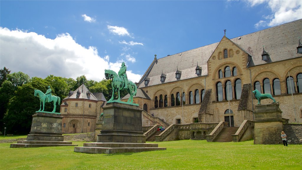 Palácio Imperial de Goslar mostrando arquitetura de patrimônio, um parque e uma estátua ou escultura