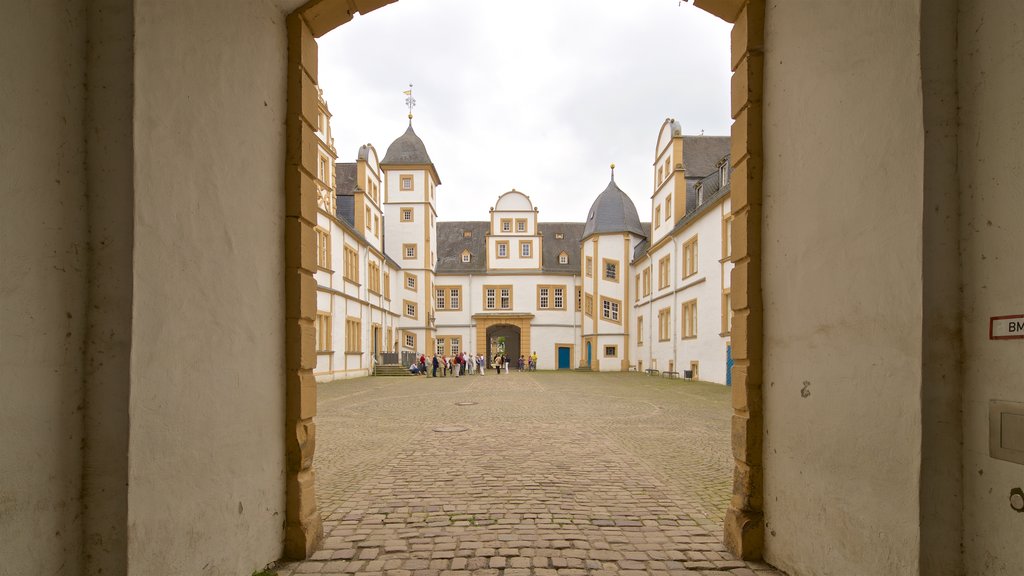 Slot Neuhaus toont historische architectuur, interieur en straten