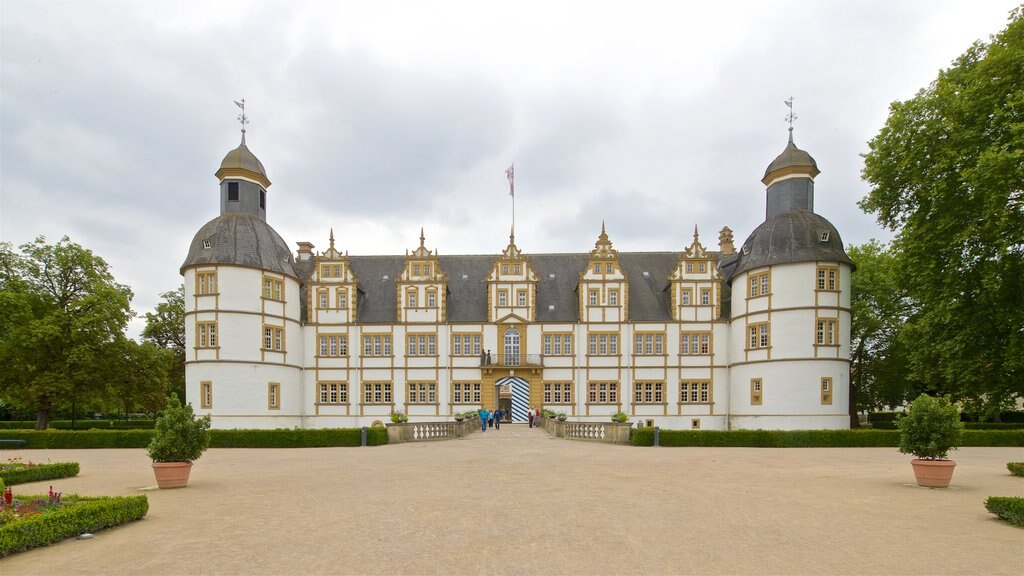 Castelo de Neuhaus que inclui arquitetura de patrimônio e um castelo