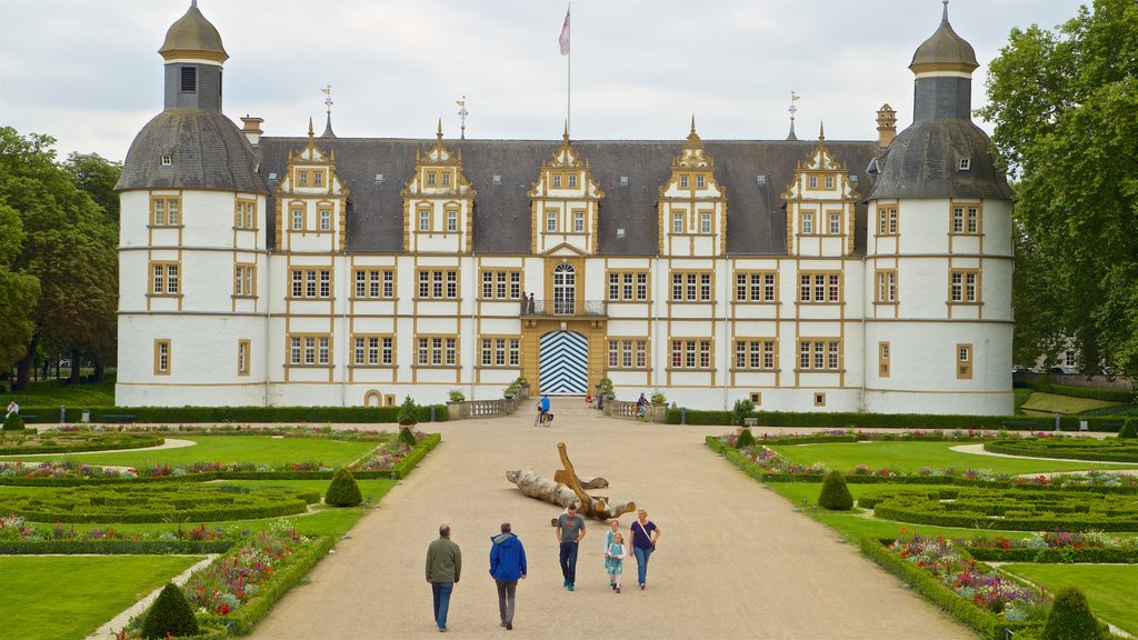 Slot Neuhaus toont een park, een kasteel en historische architectuur