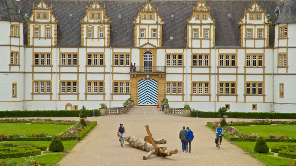 Castelo de Neuhaus mostrando um parque, arquitetura de patrimônio e um pequeno castelo ou palácio