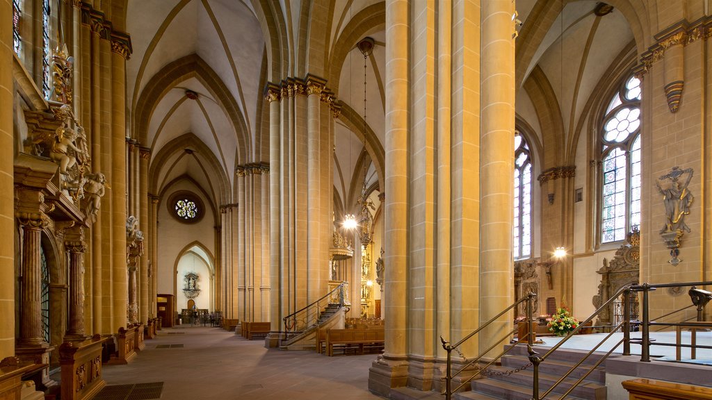 Catedral de Paderborn que incluye una iglesia o catedral, elementos del patrimonio y vistas interiores