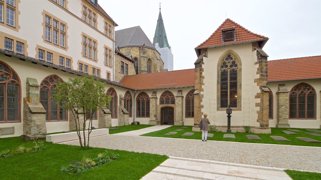 Catedral de Paderborn mostrando escenas urbanas y elementos del patrimonio y también una mujer