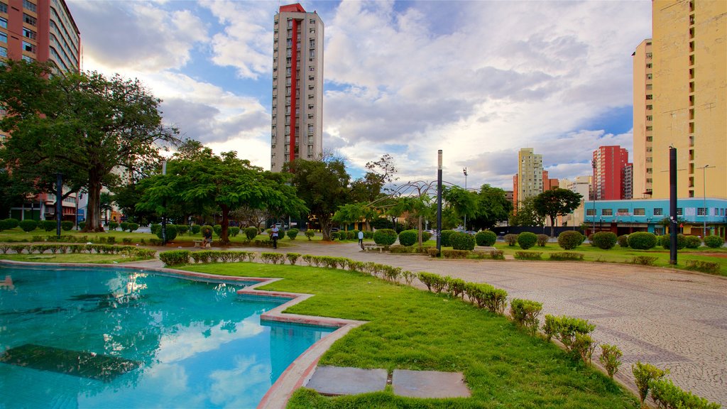 Place Raul Soares montrant un jardin, une ville et une piscine