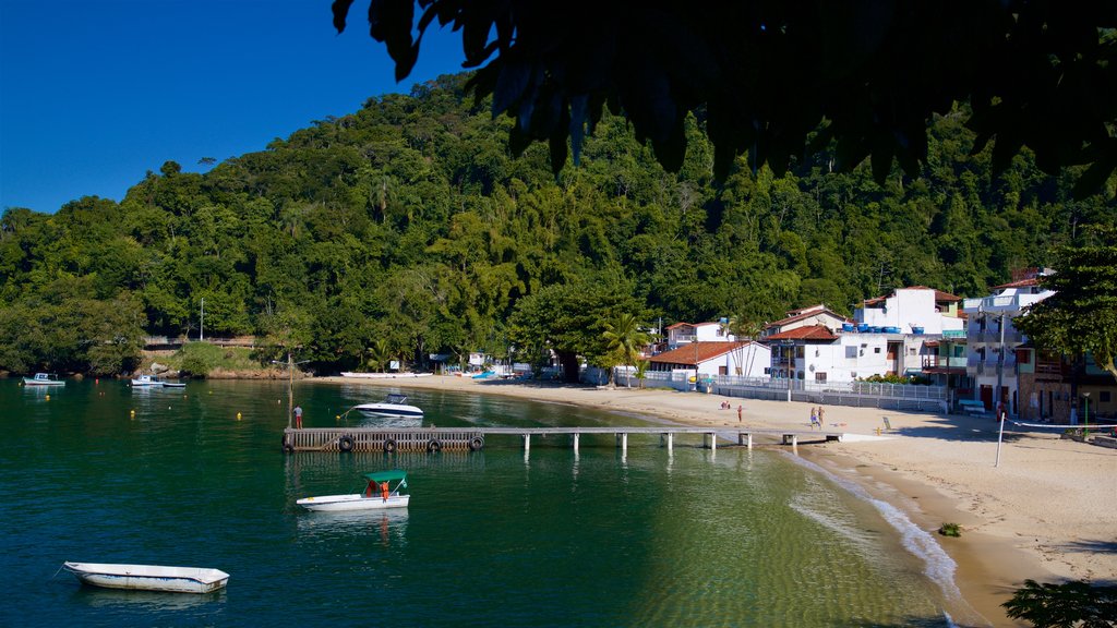 Strand van Bonfim toont een baai of haven, een kuststadje en een strand