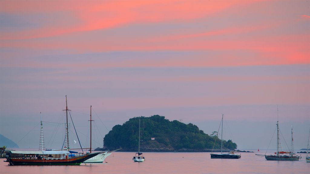 Angra dos Reis qui includes un coucher de soleil et une baie ou un port