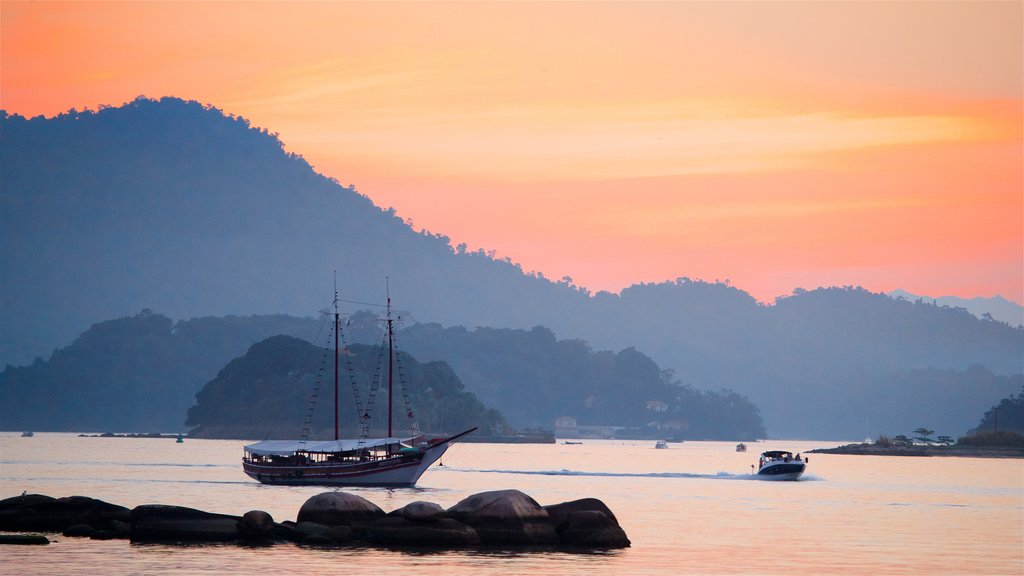 Angra dos Reis mostrando un atardecer, una bahía o un puerto y botes