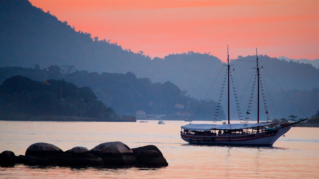 Angra dos Reis mettant en vedette bateau, un coucher de soleil et une baie ou un port