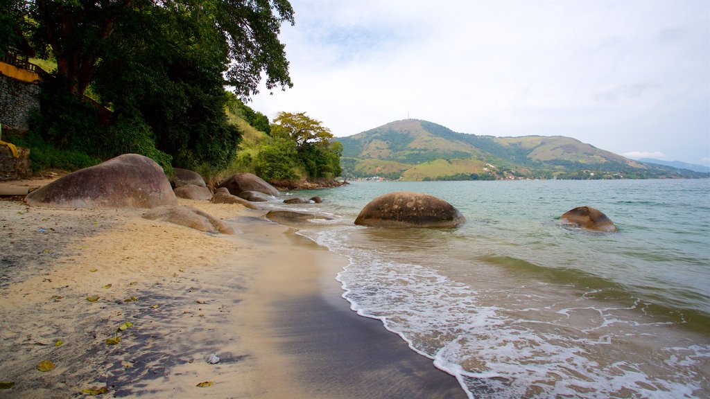 Playa das Éguas ofreciendo vistas generales de la costa y una playa de arena