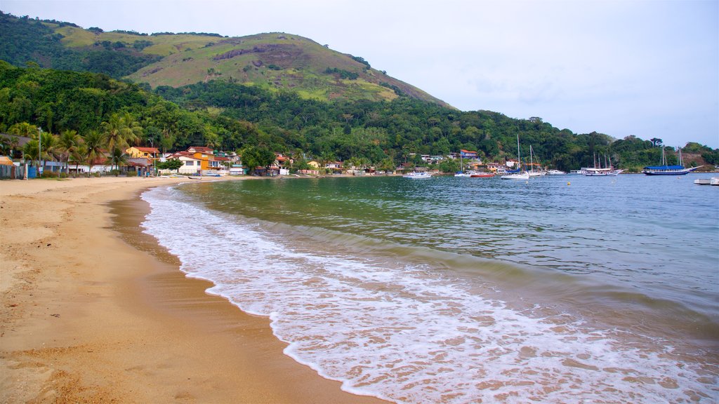 Plaza de Vizcaya ofreciendo vista general a la costa, una ciudad costera y una playa de arena