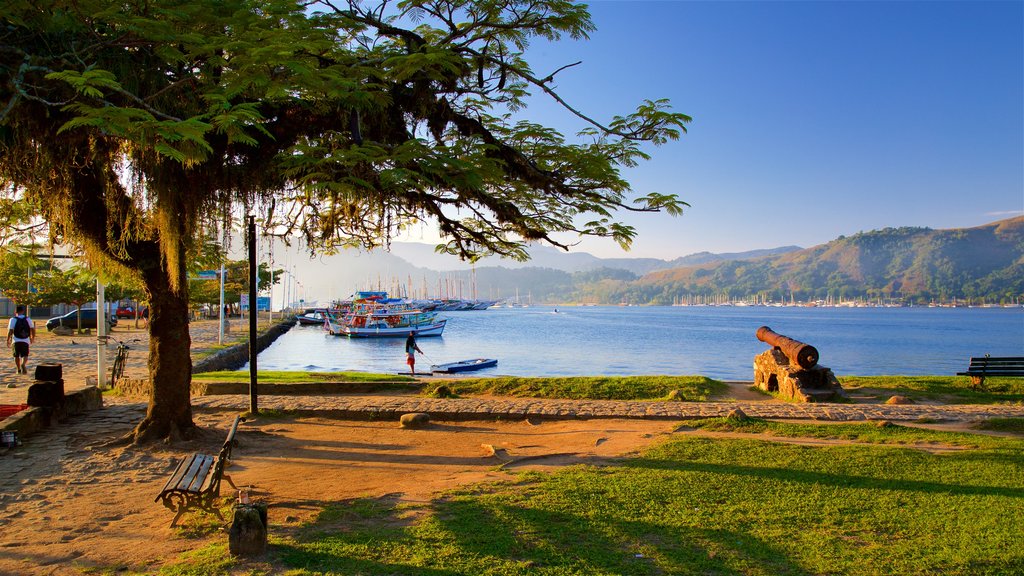 Plaza Bandeira mostrando una bahía o puerto, elementos del patrimonio y una puesta de sol