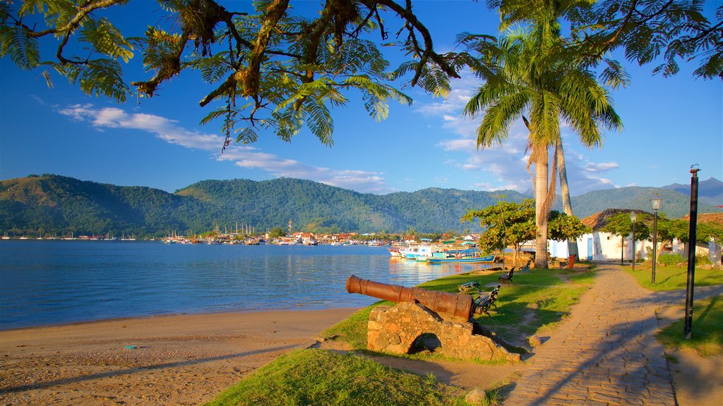 Plaza Bandeira que incluye un atardecer, una bahía o un puerto y elementos patrimoniales