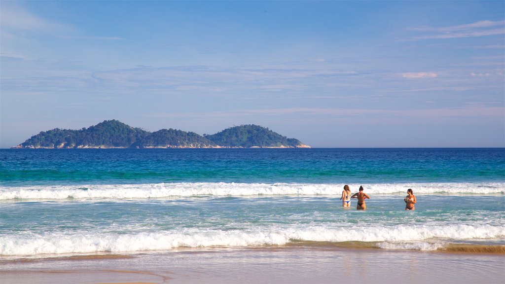 Playa de Lopes Mendes que incluye una playa, natación y vista a una isla