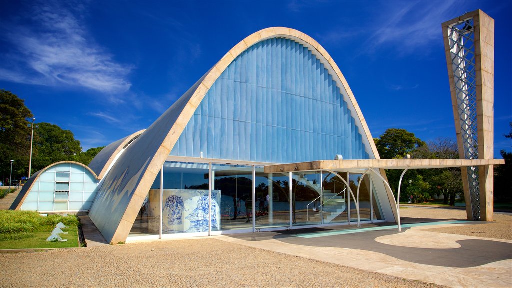 Igreja São Francisco de Assis que inclui arte ao ar livre