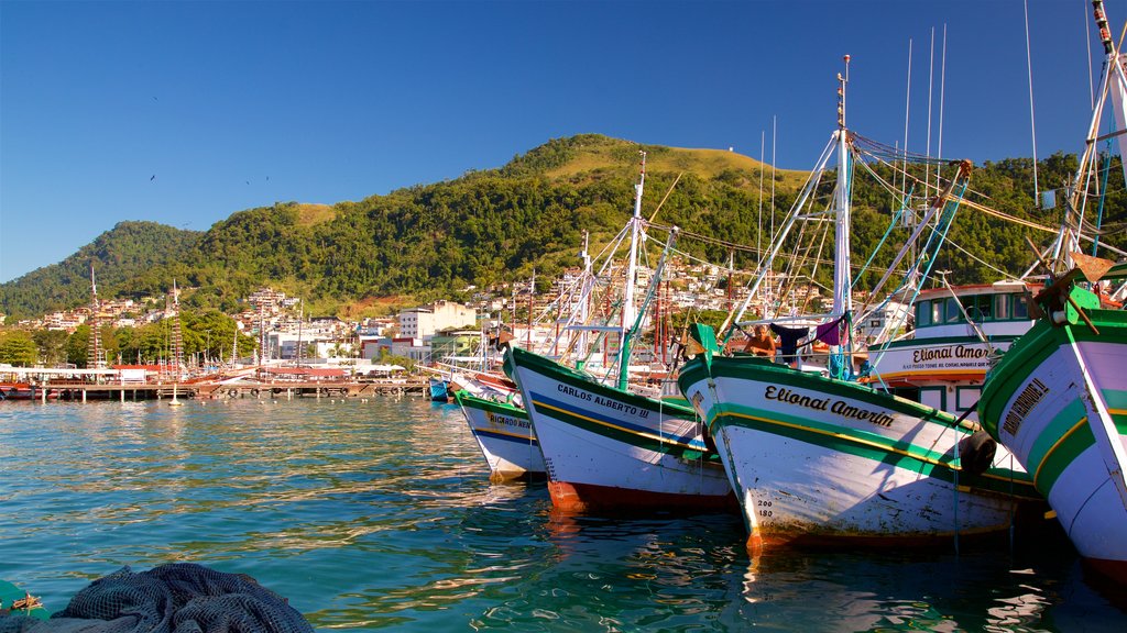 Puerto de Angra dos Reis mostrando una bahía o puerto y una ciudad costera