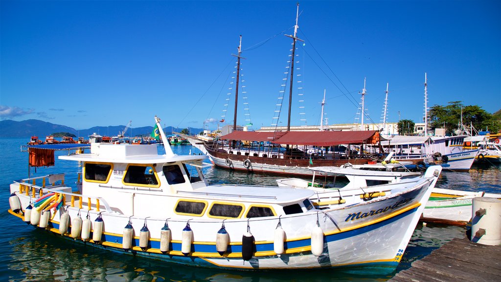 Puerto de Angra dos Reis mostrando una bahía o puerto