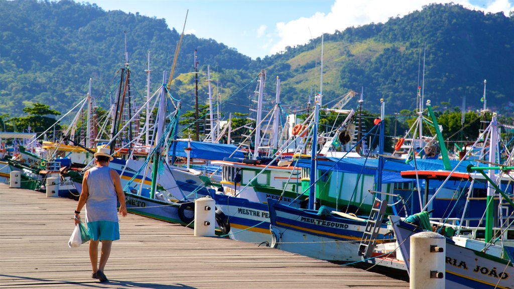 Puerto de Angra dos Reis mostrando una bahía o puerto y también un hombre