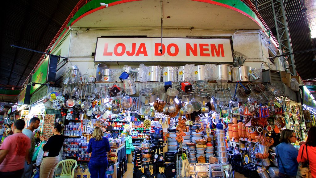 Mercado central que incluye mercados y señalización y también un pequeño grupo de personas