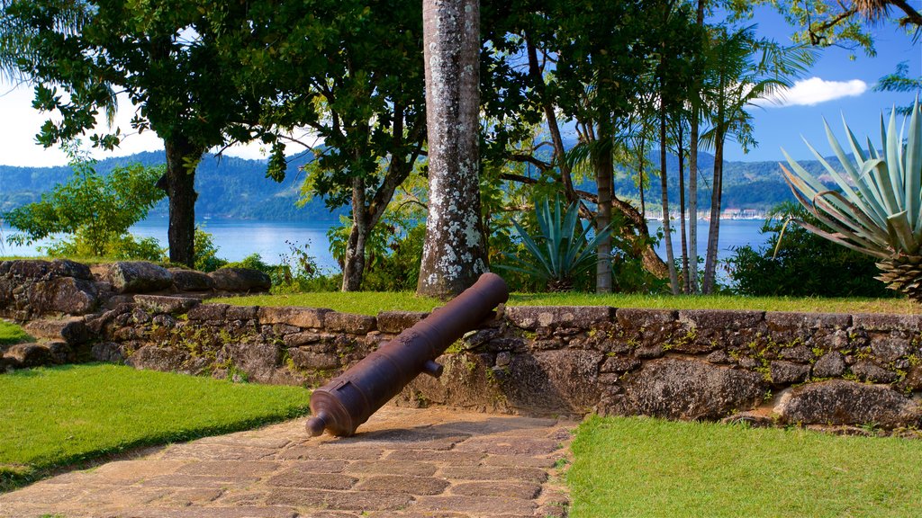 Defensor Perpetuo Fort Museum showing military items, heritage elements and a park