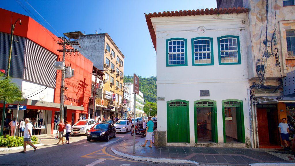 Casa de Cultura Poeta Brasil dos Reis mostrando uma cidade pequena ou vila e cenas de rua assim como um pequeno grupo de pessoas