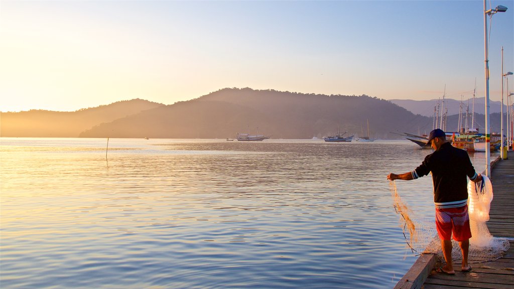 Paraty Wharf showing a bay or harbour, fishing and a sunset