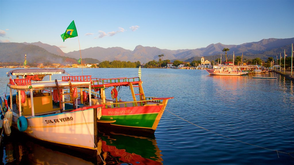 Cais de Paraty mostrando uma baía ou porto