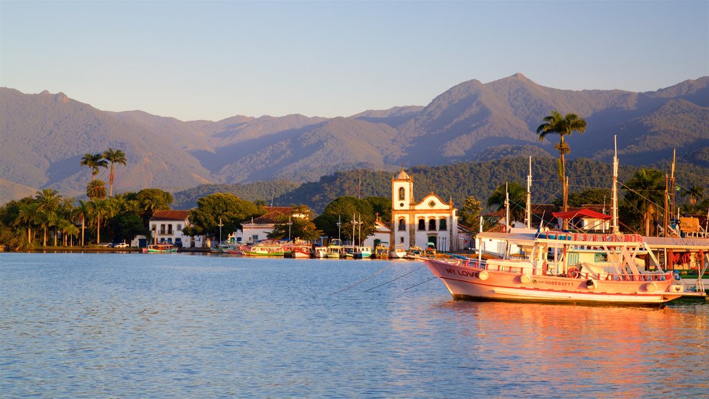 Paraty Wharf showing a coastal town and a bay or harbour