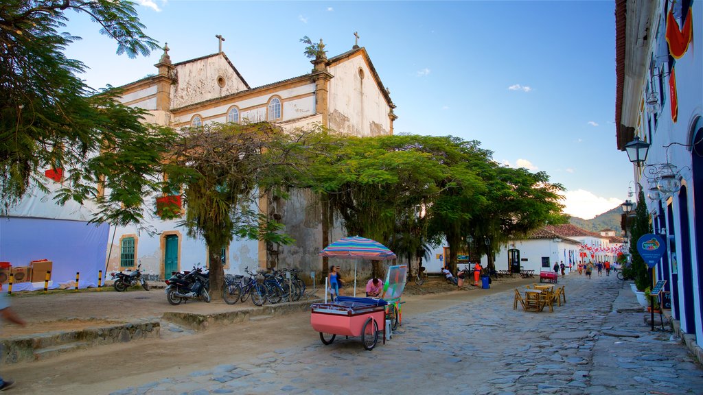 Iglesia de Nuestra Señora de los Remedios ofreciendo una iglesia o catedral