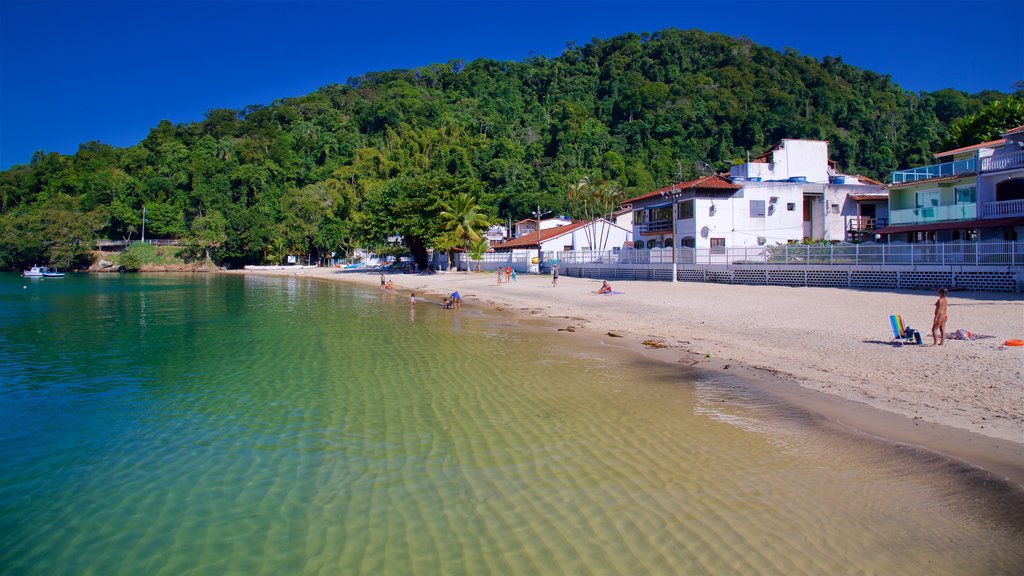 Playa de Bonfim mostrando una ciudad costera, una playa de arena y vistas generales de la costa