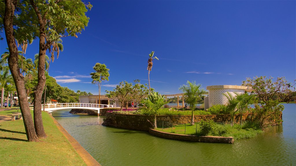 Casa do Baile mostrando vista general a la costa, un río o arroyo y un parque