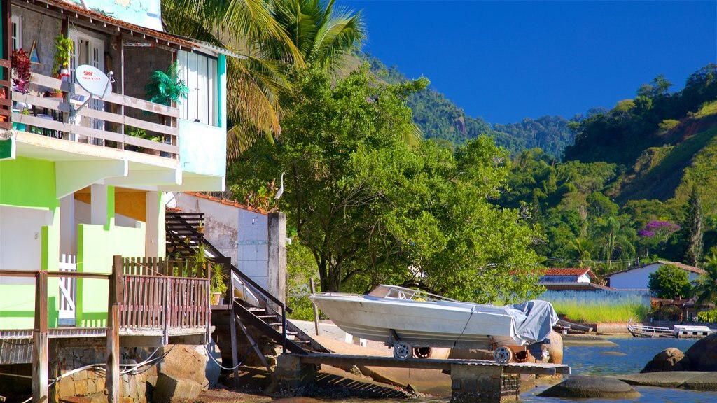 Enseada Beach que incluye una bahía o un puerto