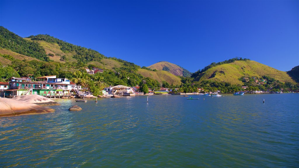 Enseada Beach que incluye una bahía o puerto y una ciudad costera