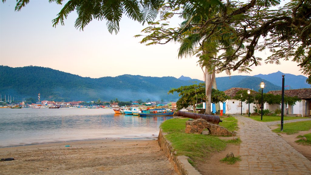 Plaza Bandeira ofreciendo una playa, una ciudad costera y vista general a la costa