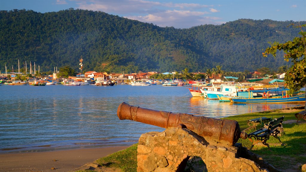 Plaza Bandeira ofreciendo una bahía o un puerto, elementos patrimoniales y una ciudad costera