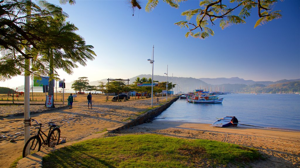 Bandeira Square showing a sandy beach and a bay or harbour