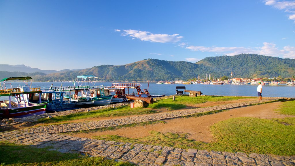 Bandeira Square showing a park, a bay or harbour and a coastal town