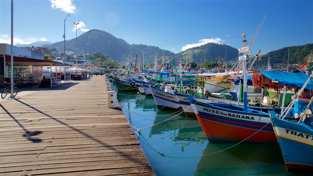 Feskekörka que incluye una bahía o puerto